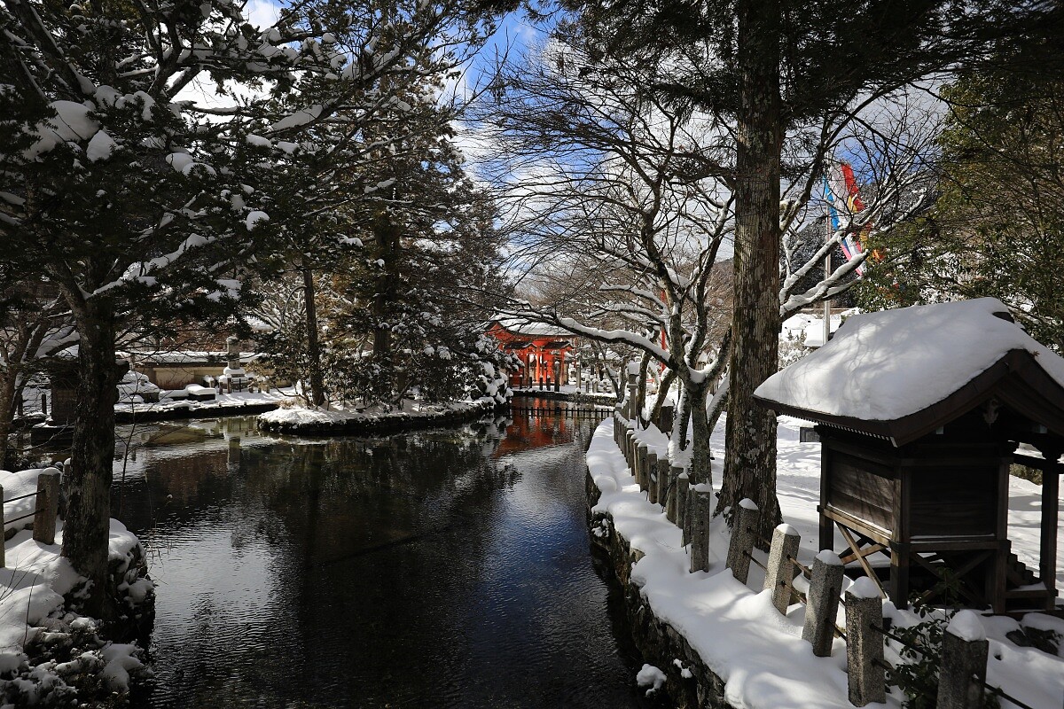 相傳在白鳳年間，大峯開山的役行者在大峯修行時，於麓地洞川發現了一處從岩石間汩汩湧出的清泉。如今這裡已是一座寧靜的池塘，但據說役行者發現時，這口泉水深不見底，呈現純淨的碧藍色。