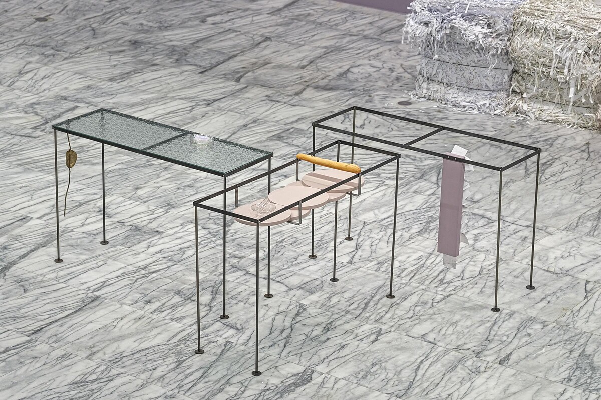 黃麗音，《內用區》（局部），2025，低碳鋼、木頭、顏料、紙、玻璃，尺寸依場地而定。圖像由藝術家與北美館提供。攝影：朱淇宏