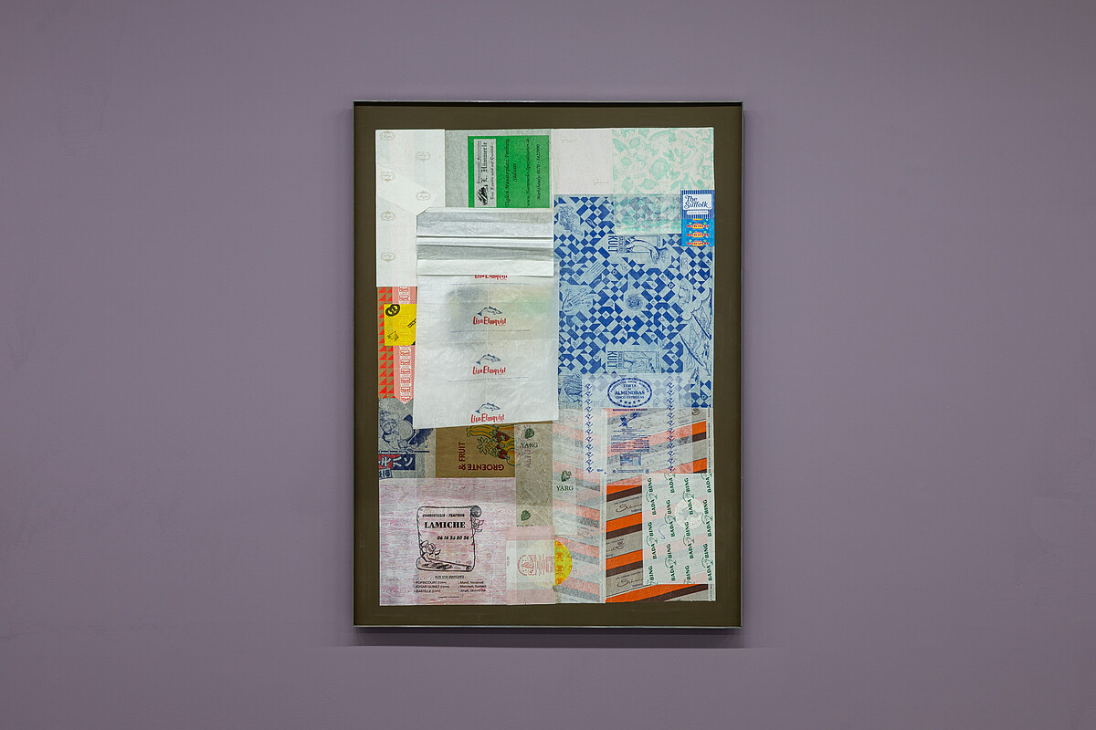 黃麗音，《包裝人生》，2025，低碳鋼、木頭、包裝紙，122 &times; 91 &times; 3公分。圖像由北美館提供。