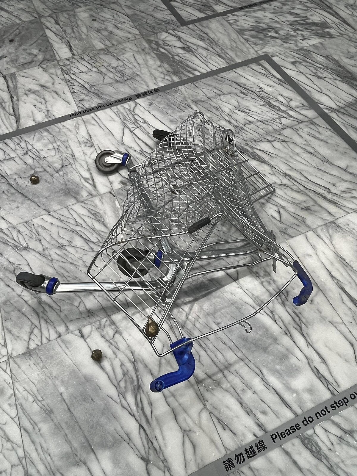 現場也有壓扁的購物車。Melody TU 採訪拍攝。