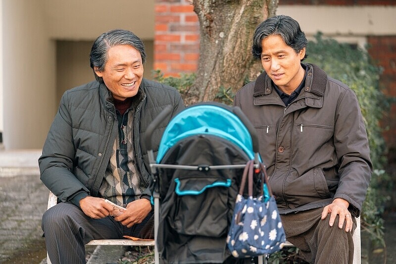 崔代植(左)飾演夫商吉入圍最佳男配,《苦》戲獨缺飾演中年梁寬植的朴海俊,成遺珠之憾