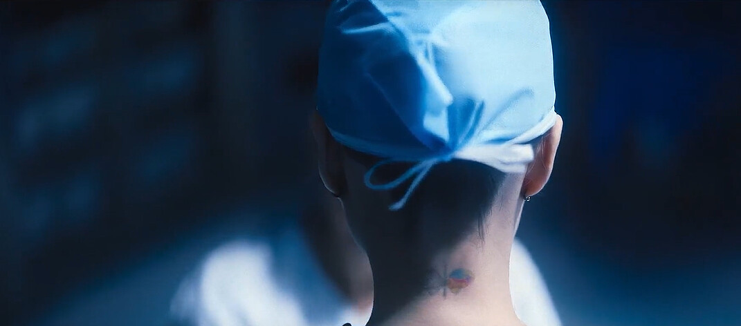 劇末，鄭世玉頸上刺青左腦變彩色又代表甚麼意思呢？至少遠看像彩蝶，代表崔德熙終讓鄭世玉展翅飛騰了。