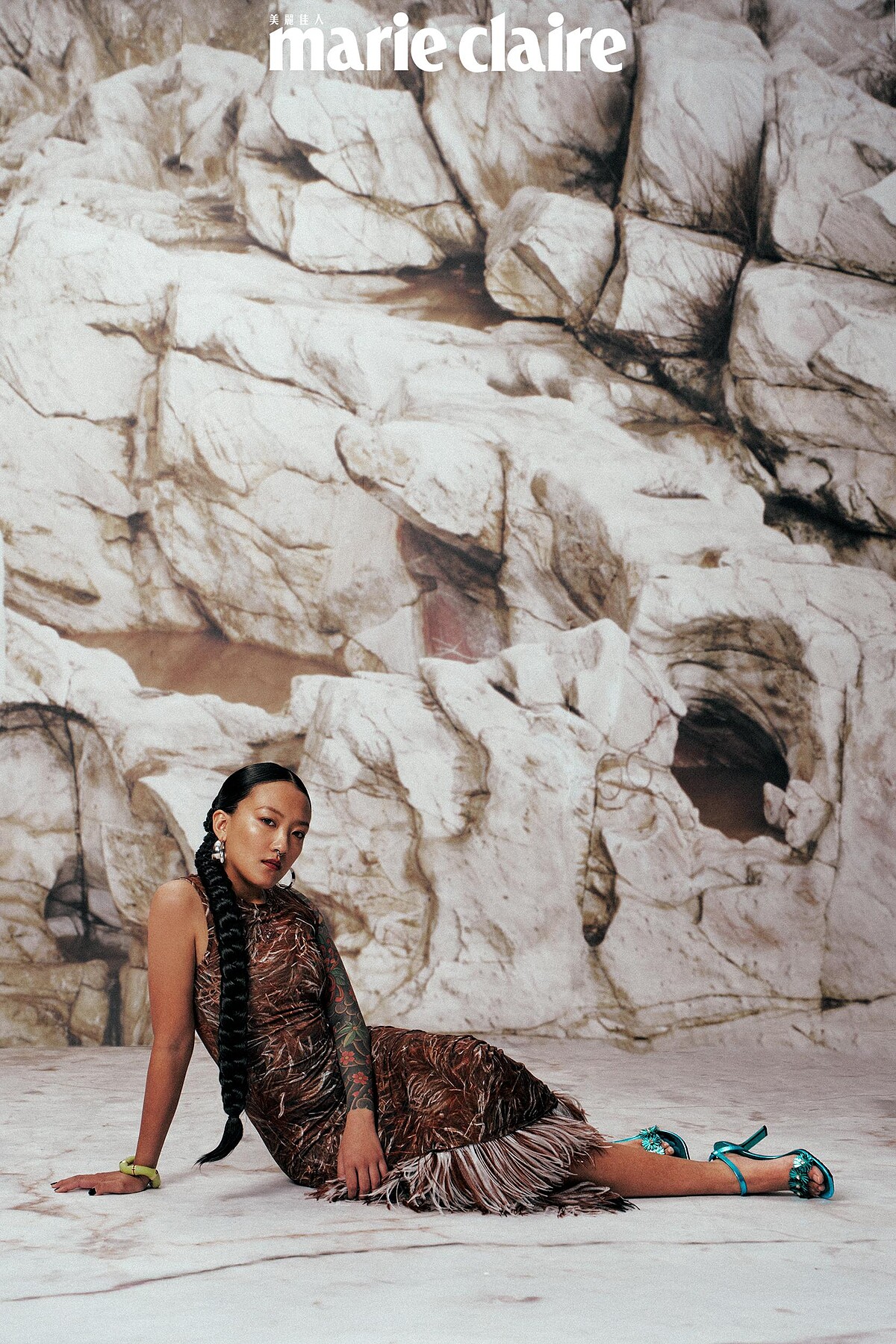 羽毛背心洋裝，立體花朵高跟涼鞋，Both by Loewe：綠色手環，Gicci。