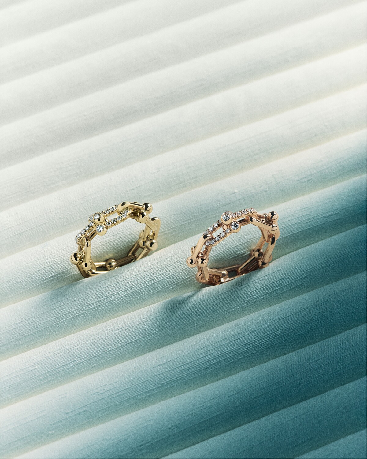 Tiffany HardWear 黃K金與玫瑰金鋪鑲鑽石戒指。