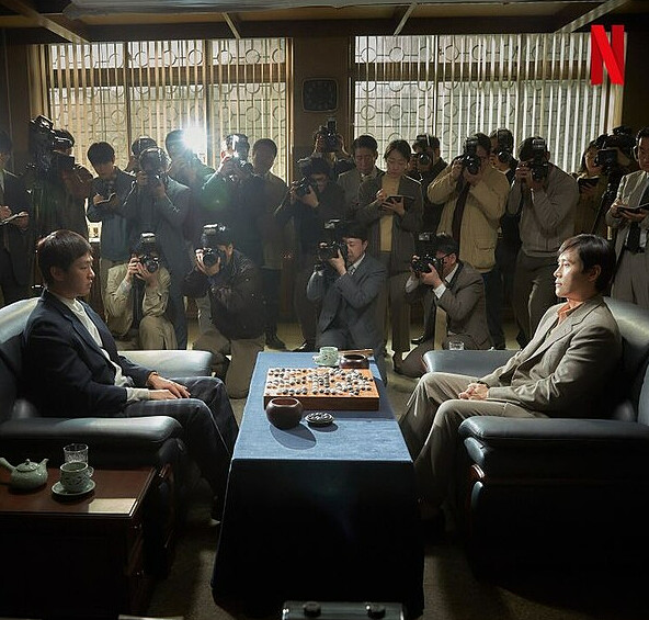 熬過演員劉亞仁(左)吸毒風波電影終於上映，才能讓觀眾欣賞到李秉憲(右)好演技