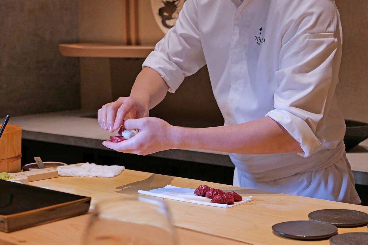 主廚握壽司有一套特定的姿勢與節奏。