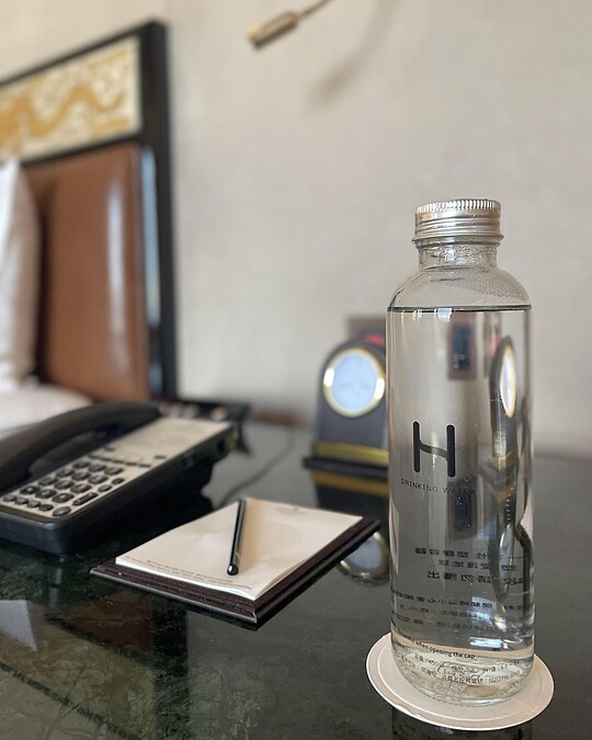 台北遠東香格里拉推行一系列減塑計畫，包含宴會會議及客房內「淨塑向未來」行動，全面不使用保特瓶裝水。