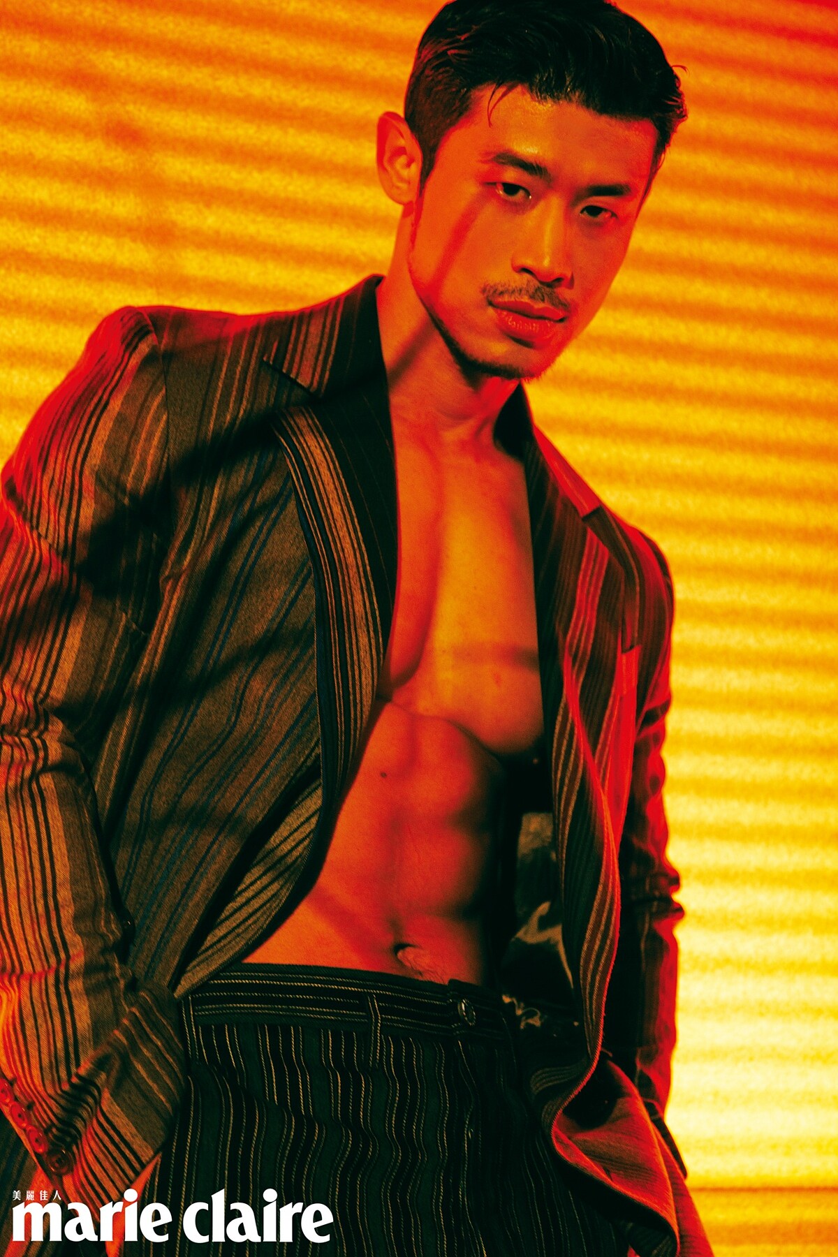 彩色條紋西裝外套、黑褐條紋西裝褲，Both by Vivienne Westwood。