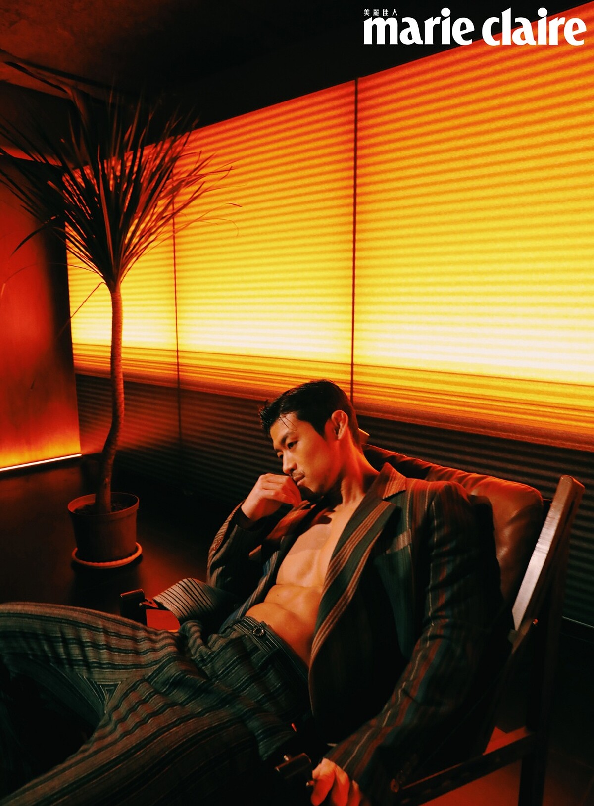 彩色條紋西裝外套、黑褐條紋西裝褲，Both by Vivienne Westwood。