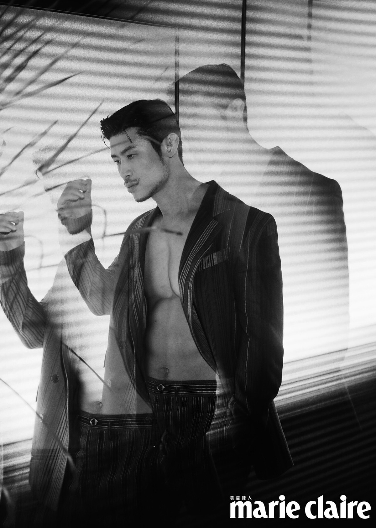 彩色條紋西裝外套、黑褐條紋西裝褲，Both by Vivienne Westwood。