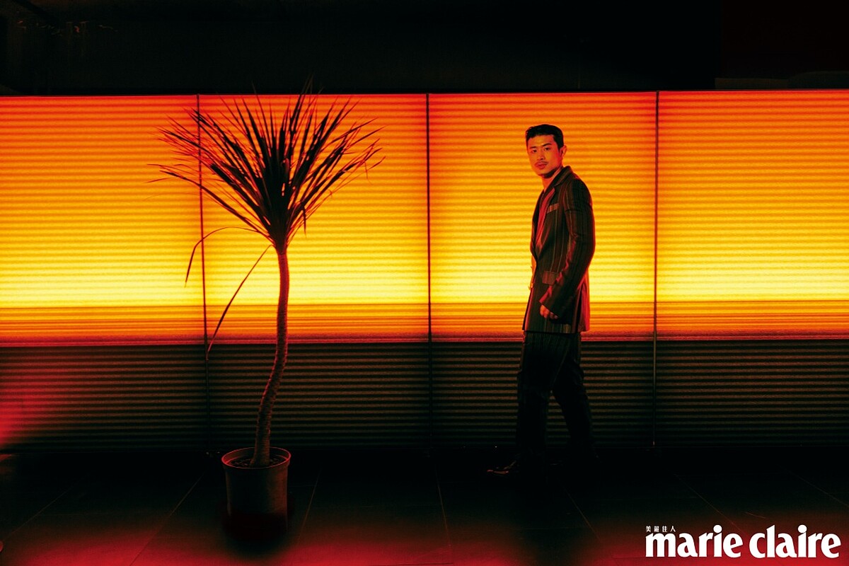 彩色條紋西裝外套、黑褐條紋西裝褲，Both by Vivienne Westwood；黑色皮鞋，by GrensonXCraig Green。