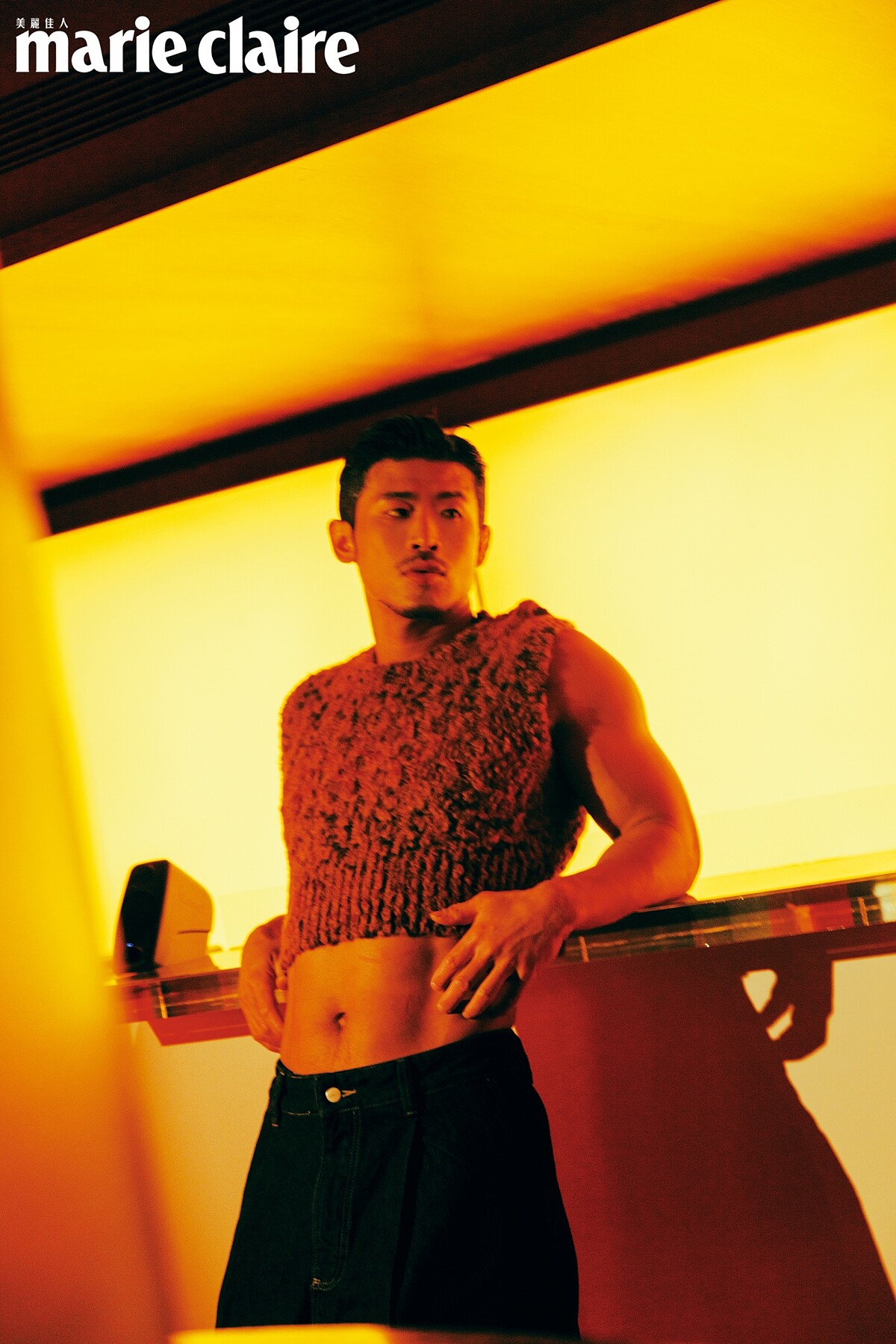 針織短背心，YMC（Hotel V）；燈籠牛仔工褲，Studio Nicholson（Hotel V）。