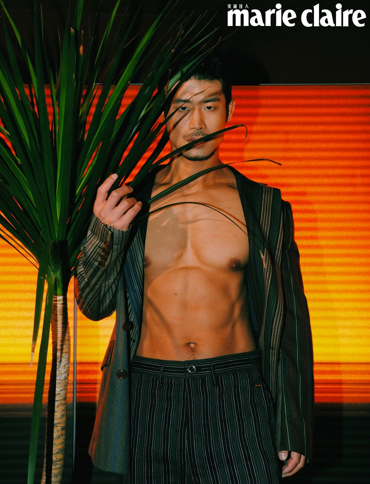 彩色條紋西裝外套、黑褐條紋西裝褲，Both by Vivienne Westwood。