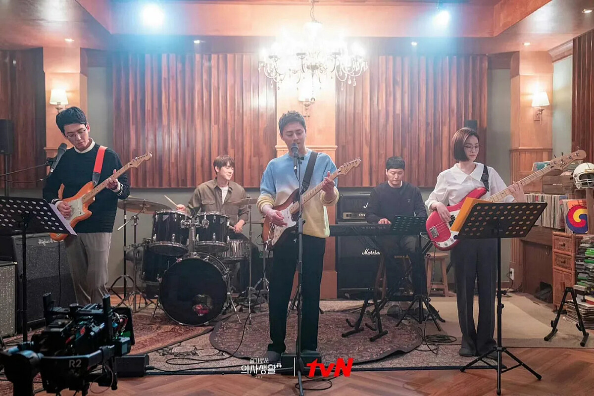 99s五人幫所組成的樂團「美都與Falasol」獻唱《機智住院醫生生活》主題曲。