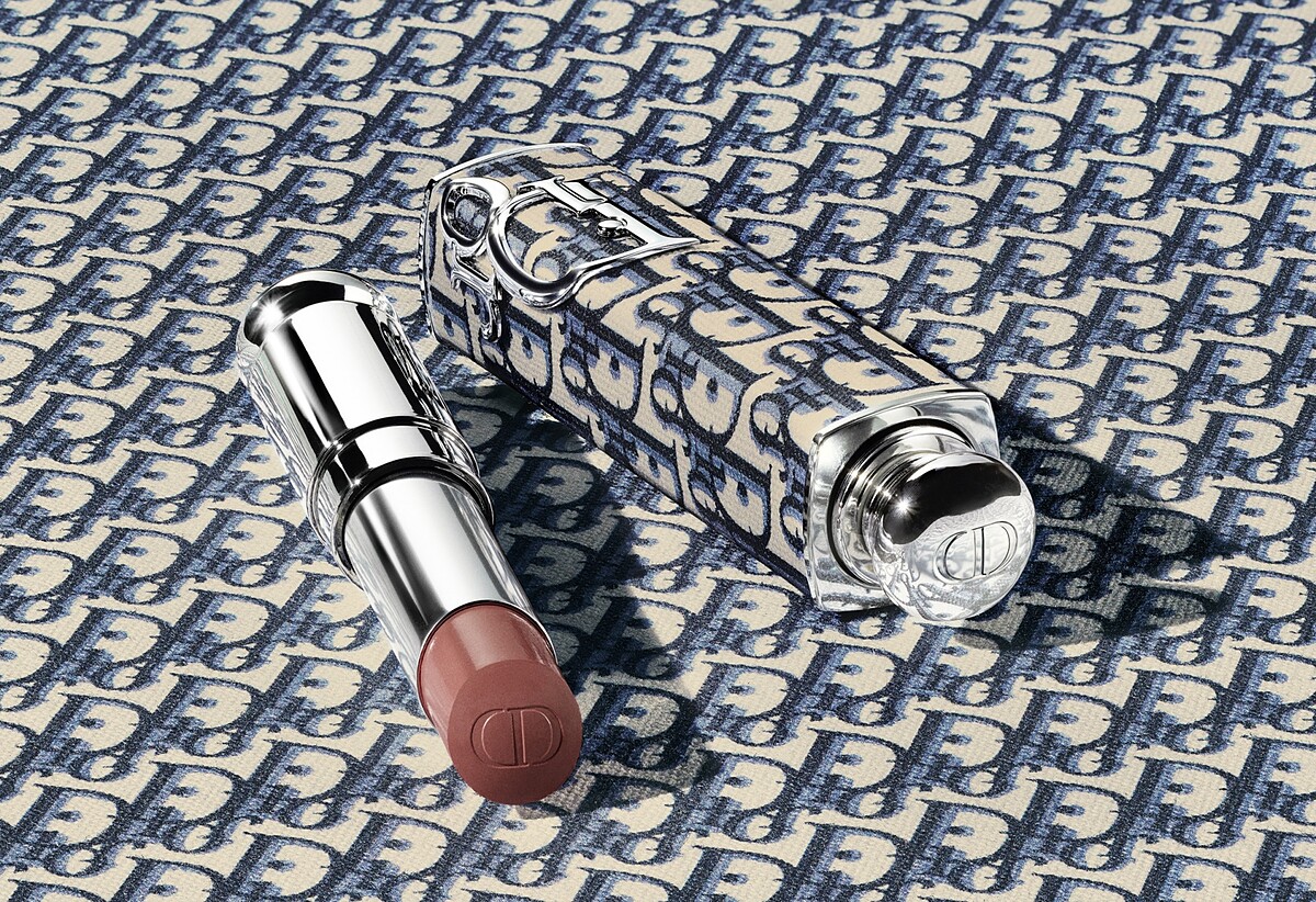 迪奧2025全新癮誘唇膏外殼DIOR Oblique經典緹花情境圖。