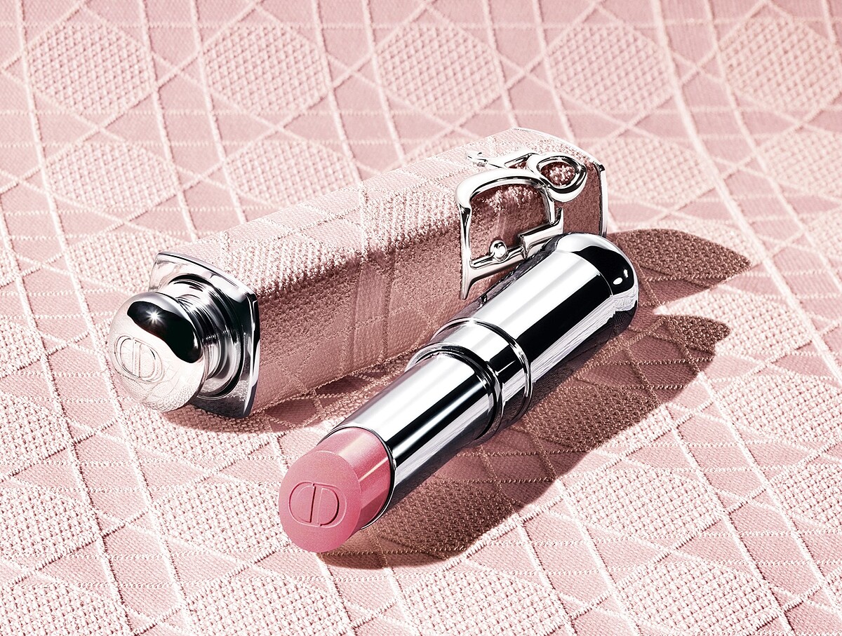 迪奧2025全新癮誘唇膏外殼TUTU粉紅藤格紋情境圖。