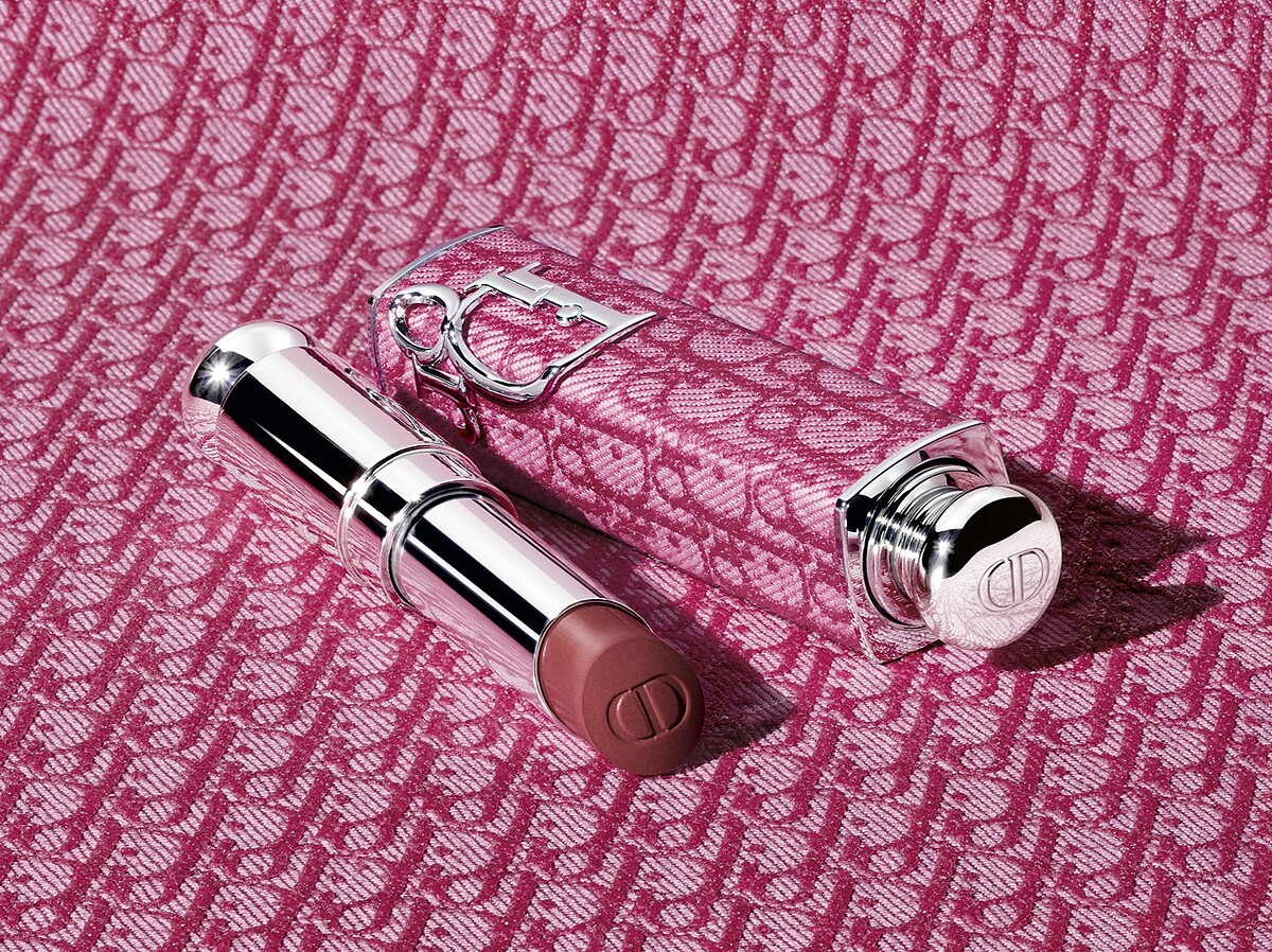 迪奧2025全新癮誘唇膏外殼PINKMANIA桃粉緹花情境圖。