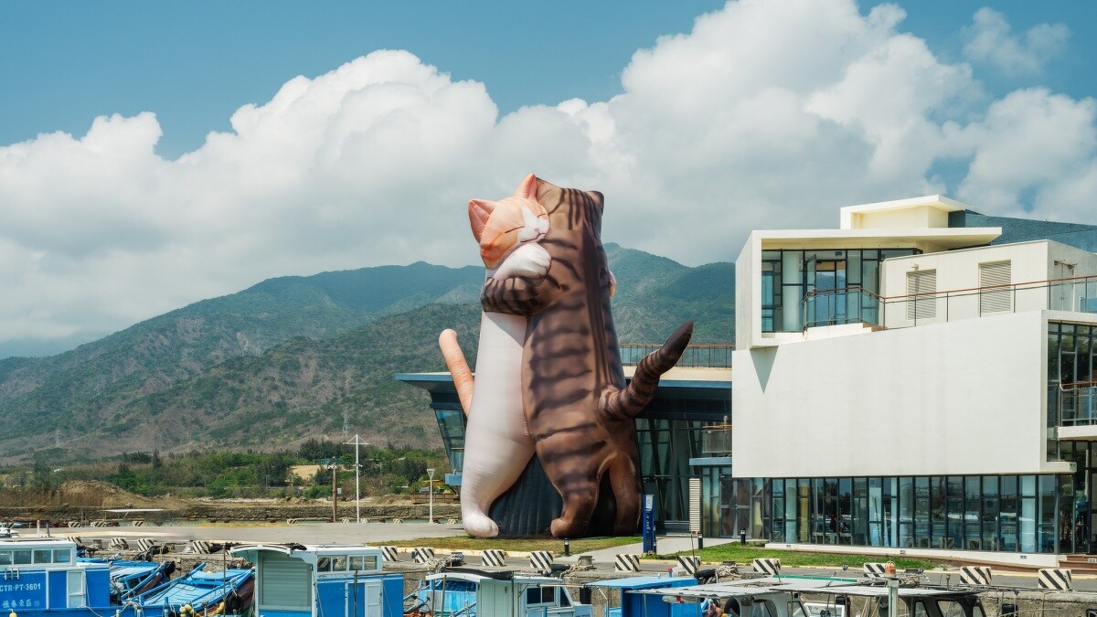 看海美術館「怪獸代班」戶外展覽作品：《擁抱貓咪》