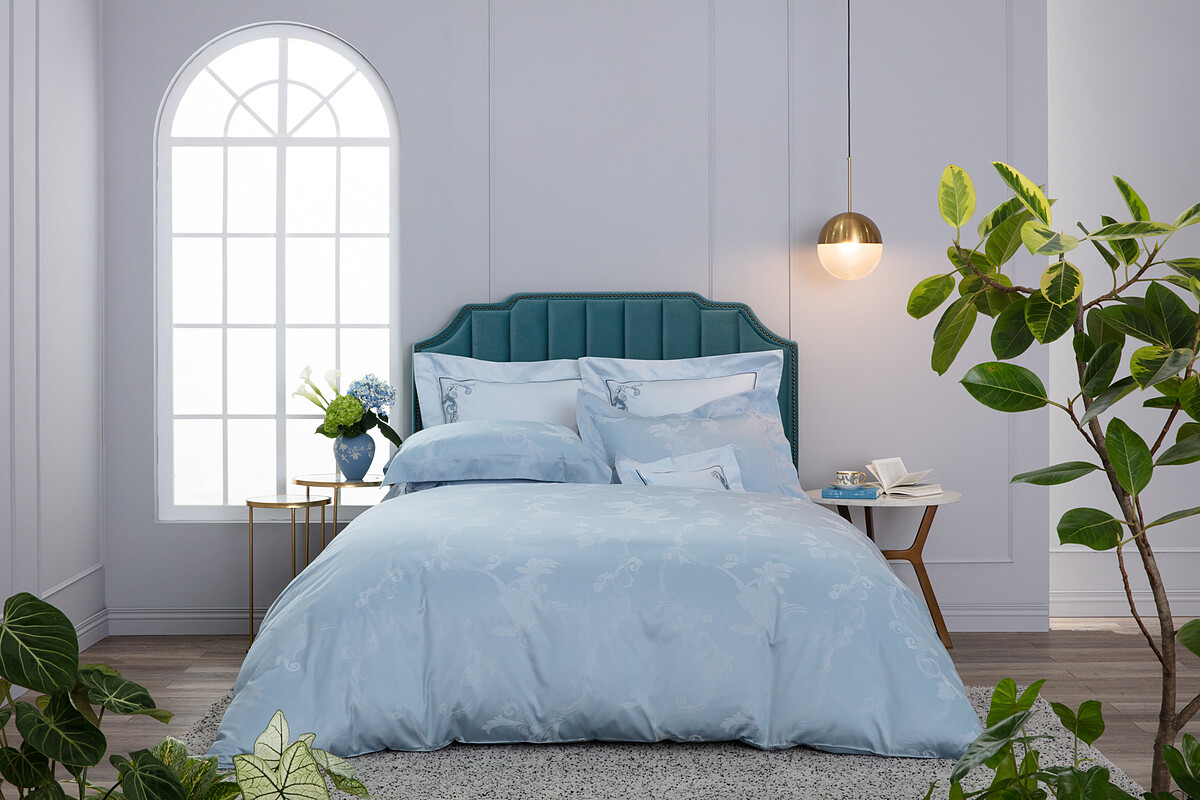 鳳羽雲霓緹花 雙人四件式床組 義大利原裝(晴天藍)，NT：46,800