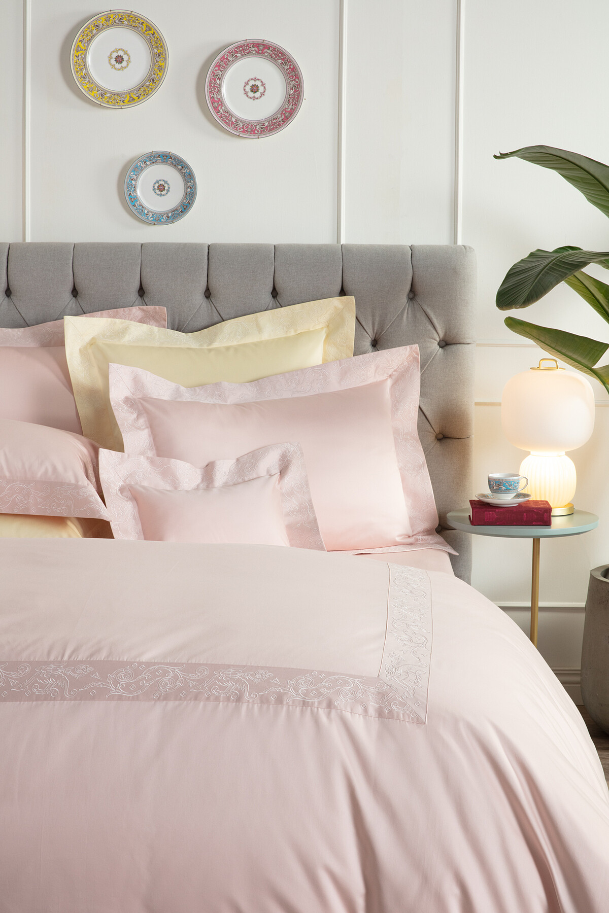 佛羅倫斯600 織紗埃及棉刺繡 雙人四件式床組(碧空灰、晶透黃、柔胭粉)，NT：24,800 