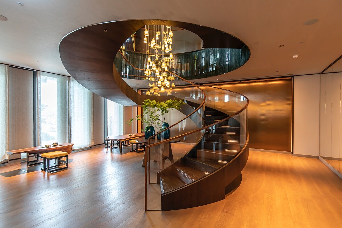 大廳氣勢滂薄的迴旋梯空間。
