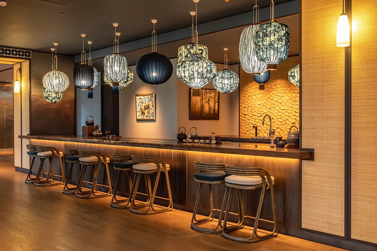 長達8米的茶吧台以荷蘭品牌「Taiwan-Lantern」點綴。