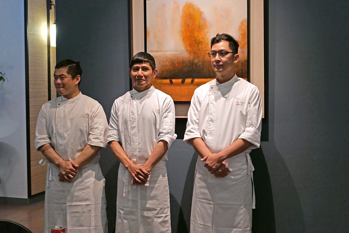 由行政主廚林菊偉（中）帶領廚藝團隊。