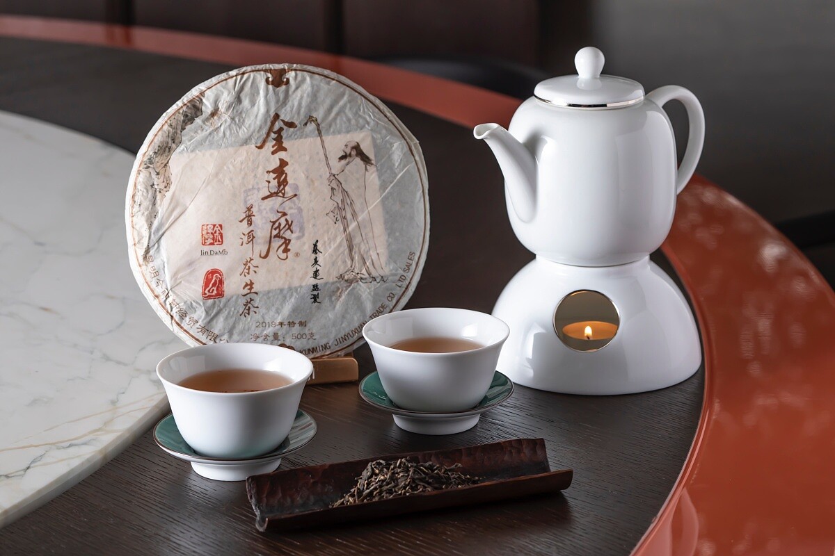 可以金達摩生普洱茶佐餐。