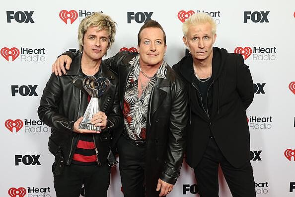 Green Day 出席 2025 年 3 月 17 日在加州好萊塢 Dolby Theatre 舉行的 2025 iHeartRadio Music Awards。
