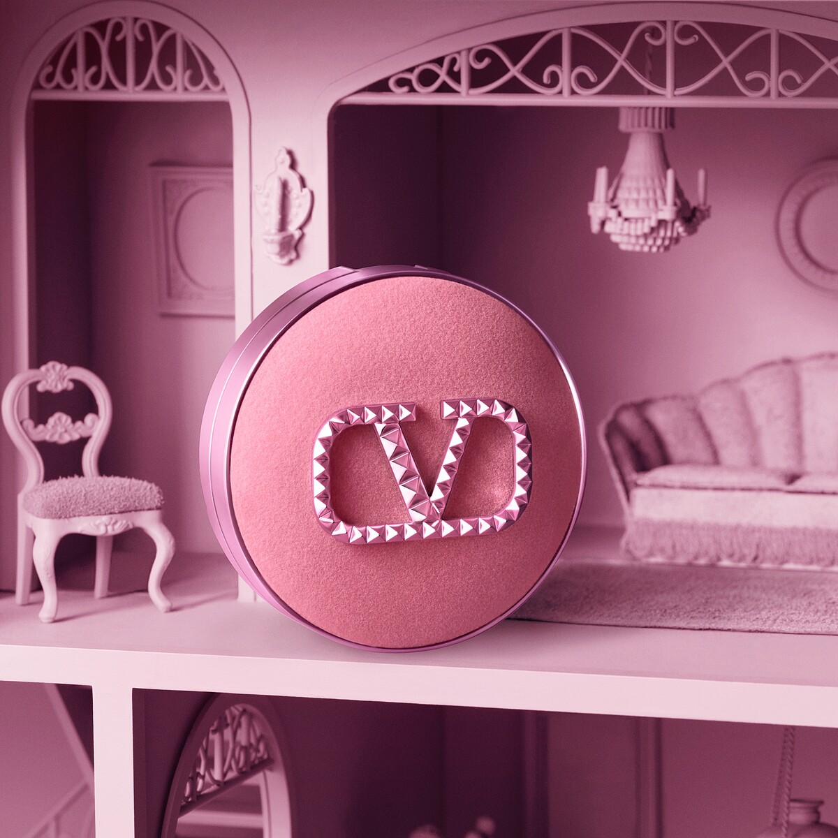 VALENTINO高訂光感氣墊粉餅夢境粉限定版形象圖。
