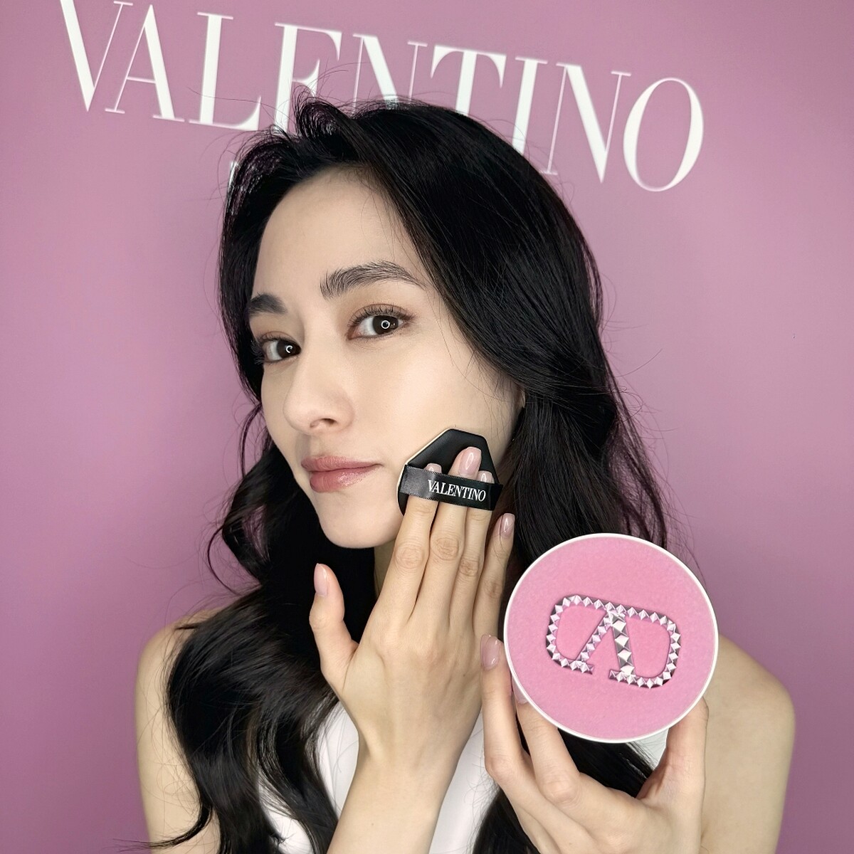 VALENTINO高訂光感氣墊粉餅夢境粉限定版妝感示範。