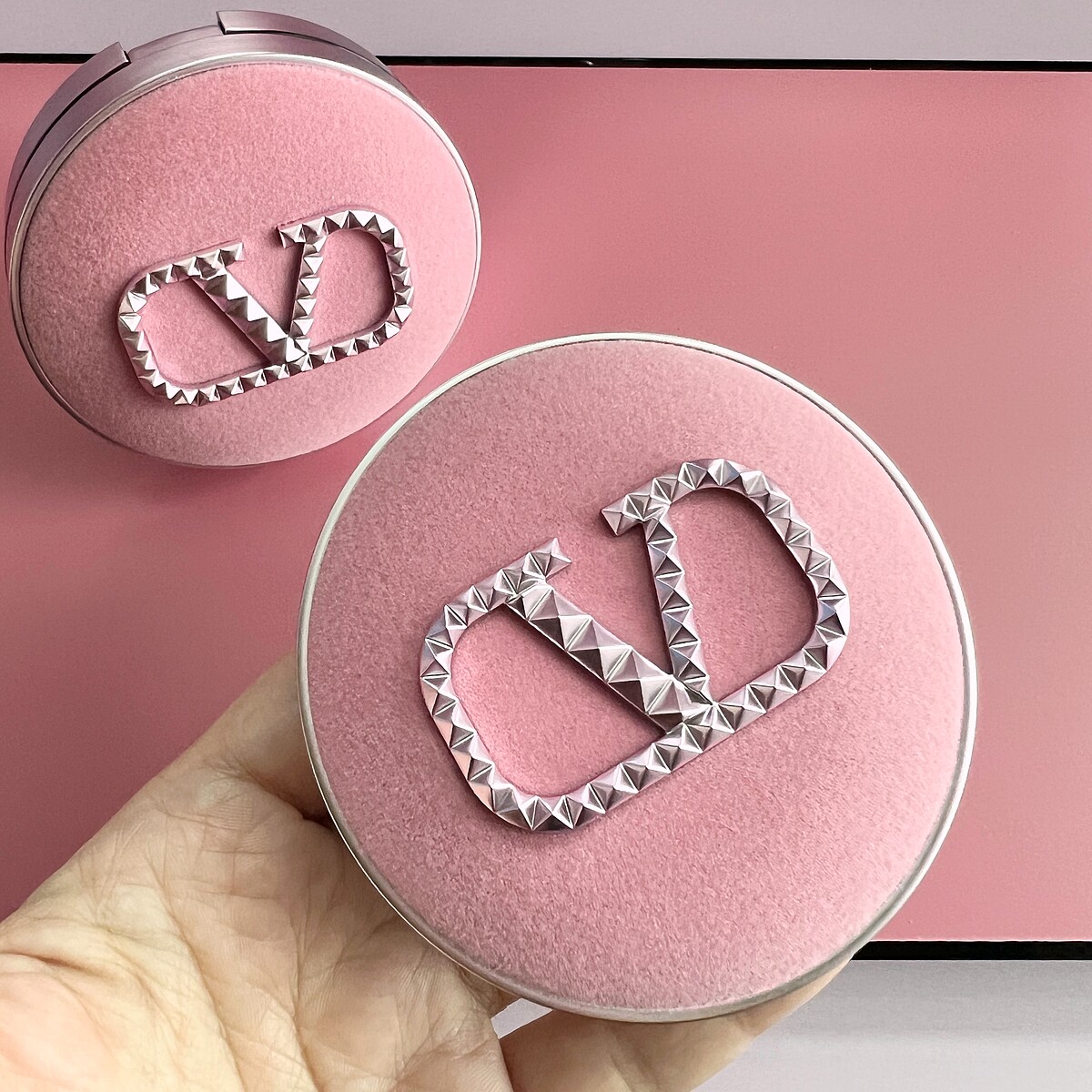 VALENTINO高訂光感氣墊粉餅夢境粉限定版(共2色)，NT3,100