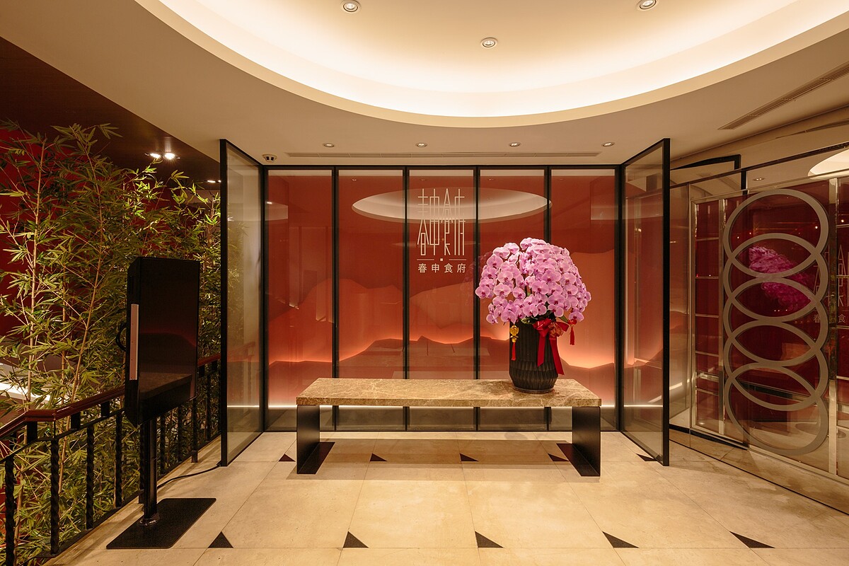 「春申食府」為在仁愛圓環。