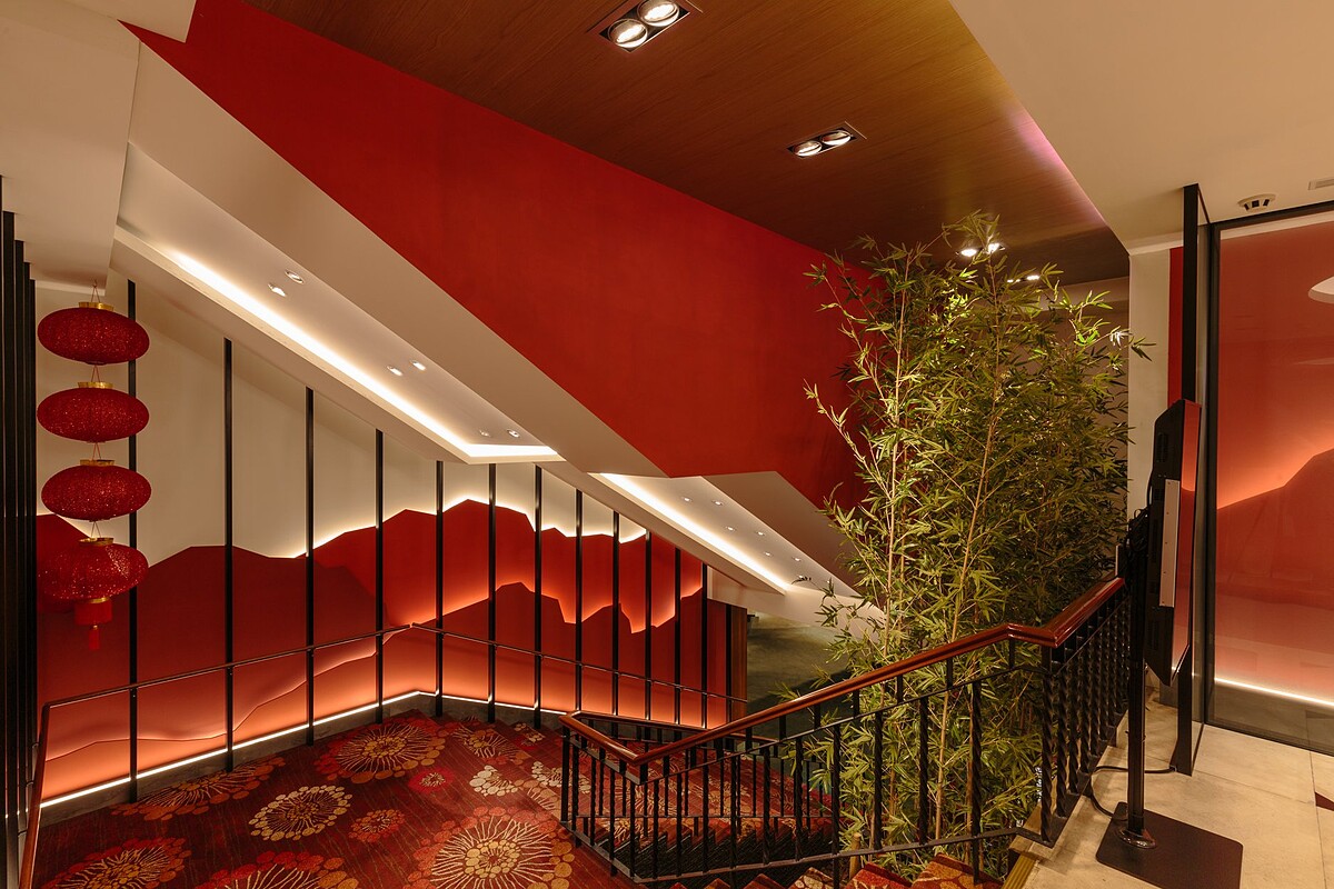 空間以紅色為主調。