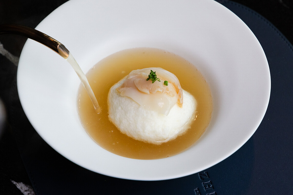浮雲雞湯_以當令日本山藥打成泥與蛋白製成，漂浮於高湯表層如雲朵般的夢幻