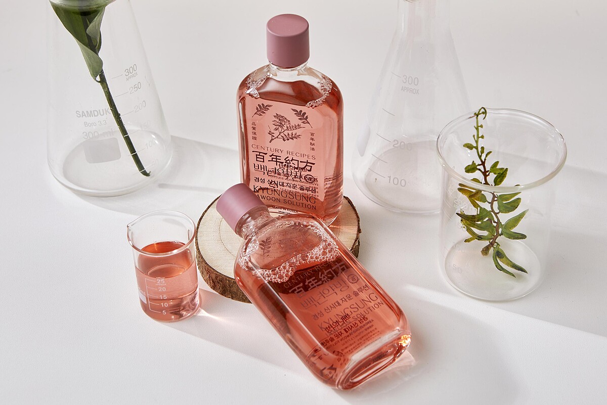 百年約方「紫芙煥采精華水」。