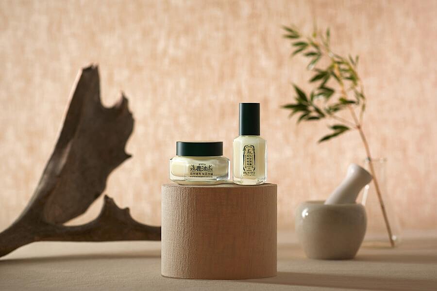 百年約方「鹿油雍華保濕精華液」及「鹿油雍華彈潤滋養乳霜」。