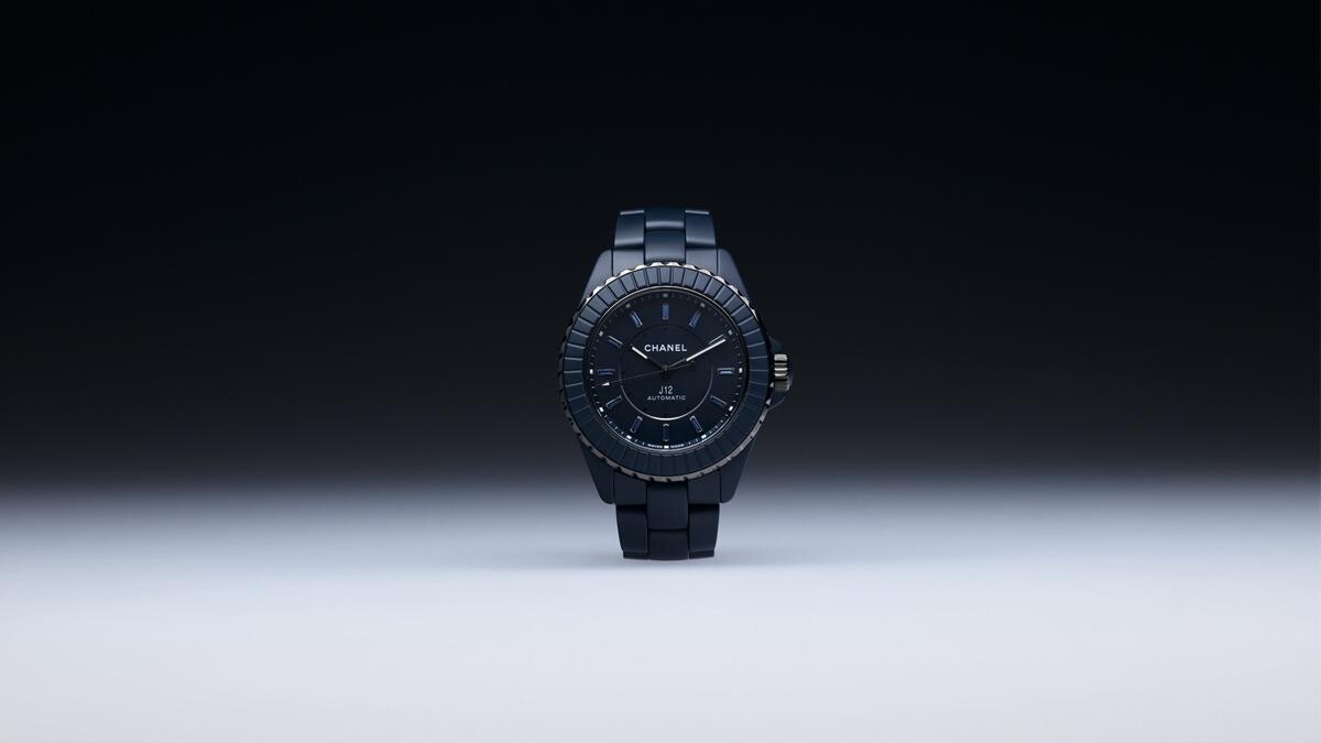 香奈兒J12換上霧藍新色！J12 Bleu、粉紅彩妝..Chanel 2025新錶與售價