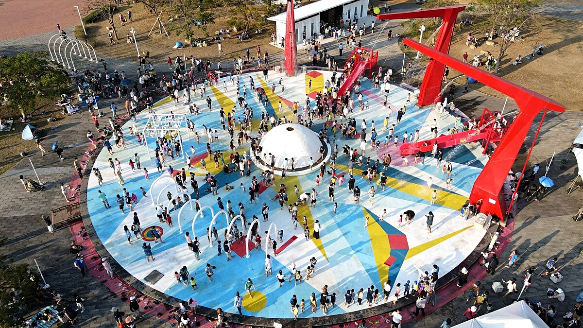 南部人嗨翻！高雄最大免費水上樂園2026登場，水上鞦韆、滑水道搶先看