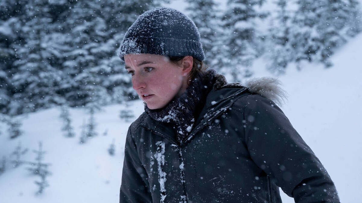 不同於遊戲，影集中一開始就揭露艾比是火螢成員等資訊。