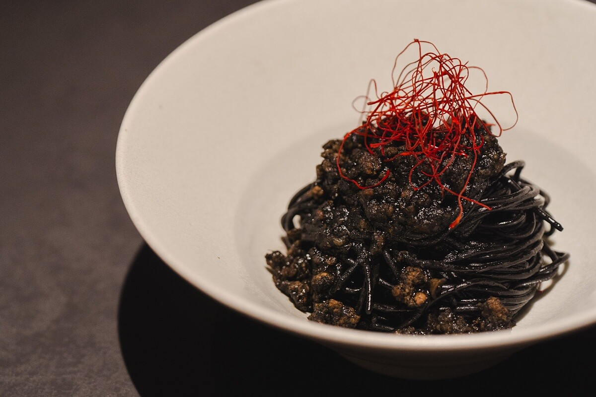 「黑咖喱肉醬墨魚麵」。