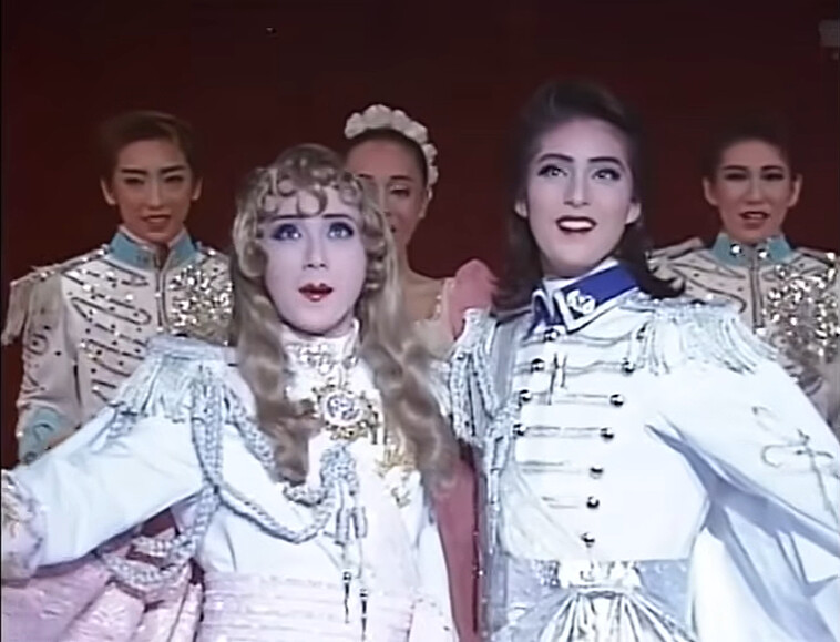 天海祐希身旁是涼風真世(左)飾演奧斯卡