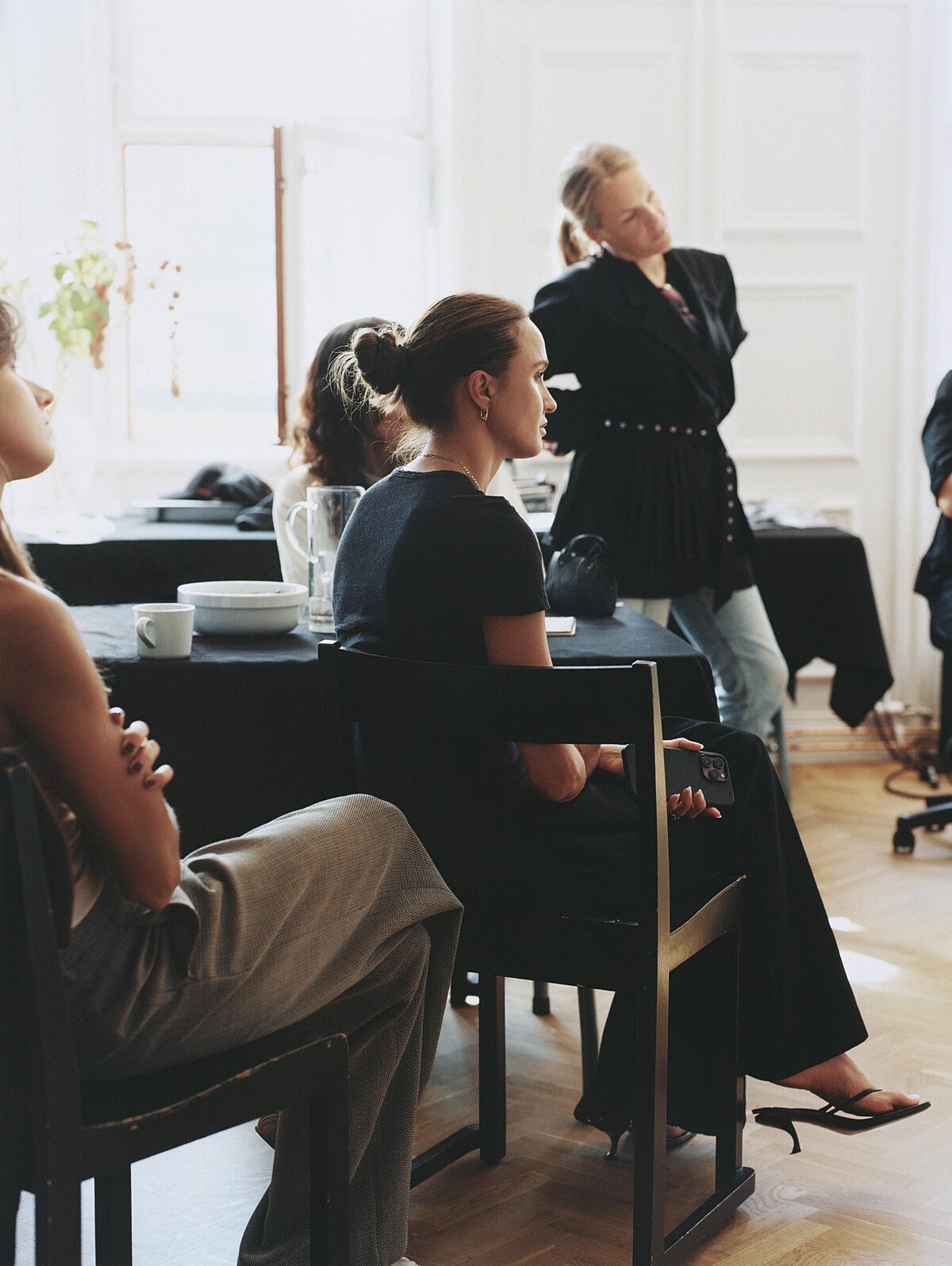 設計師Magda Butrym親自確認聯名設計的所有設計與細節。