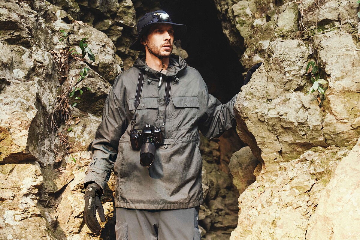 國家地理服飾男女同款 NRN OVER FIT ANO-RAK 半開拉鍊長袖連帽上衣，NT6,880。