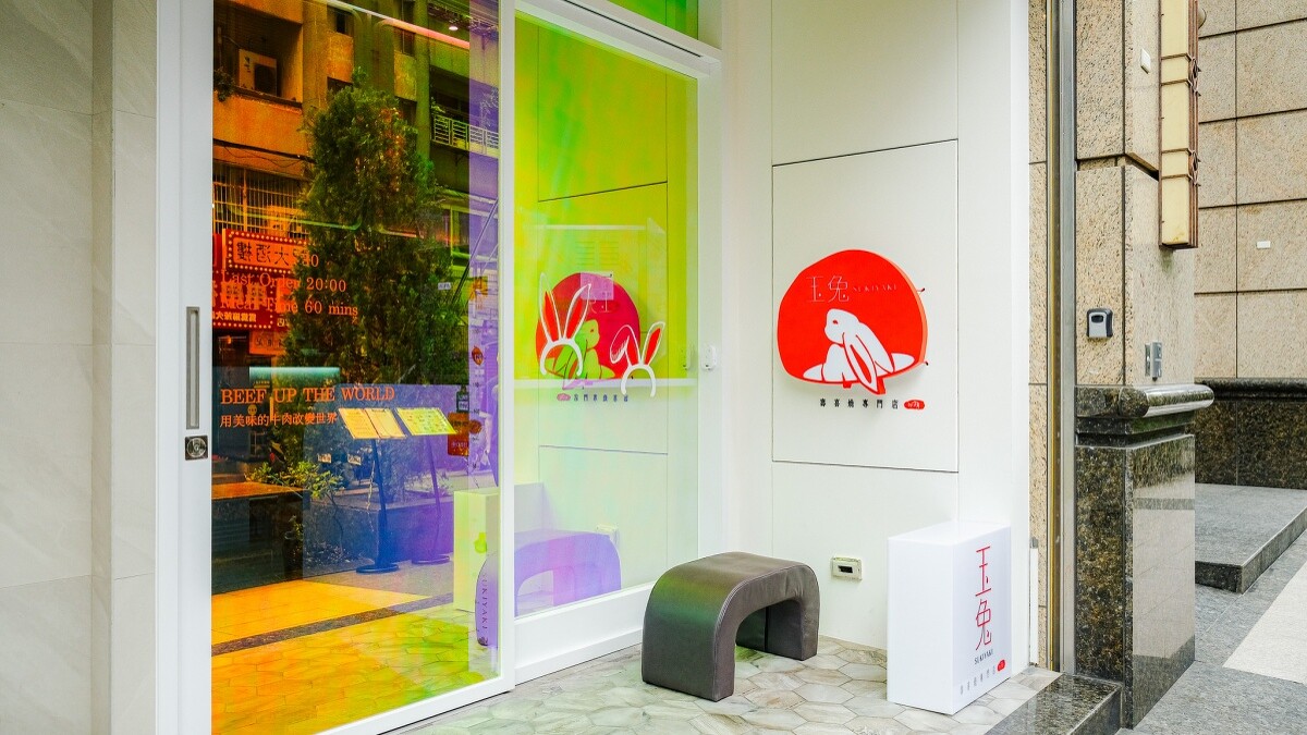 「玉兔」的大門以炫彩光影裝飾。