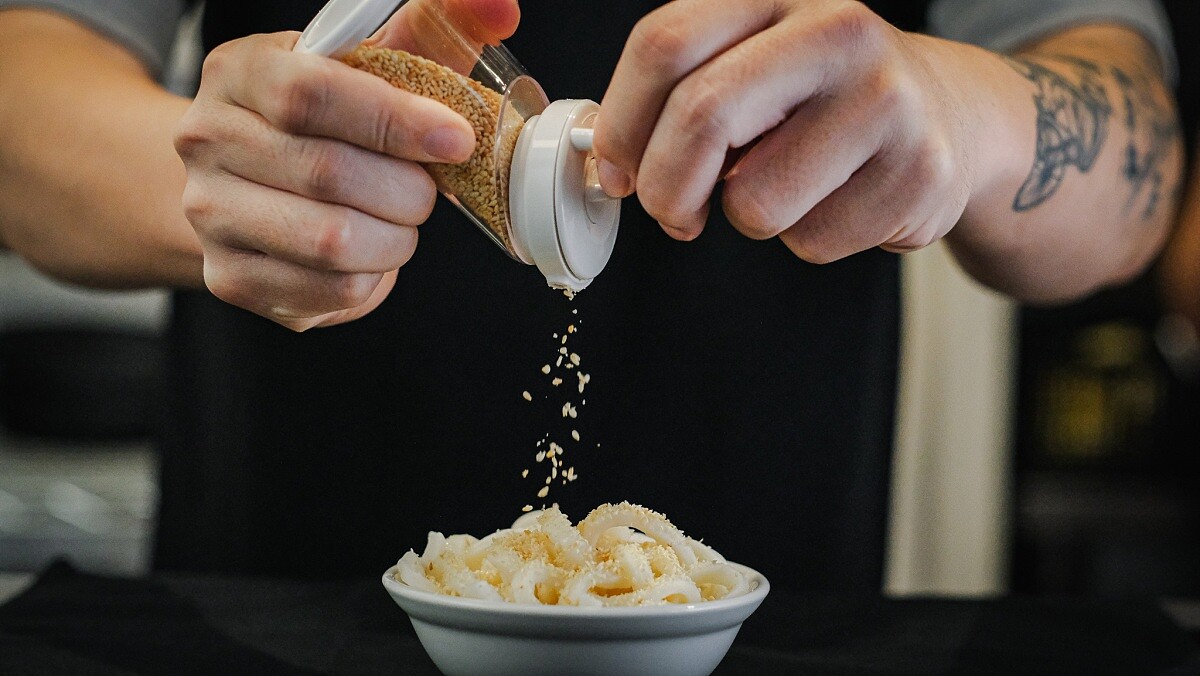 芝麻增添了烏龍麵的口感與風味。