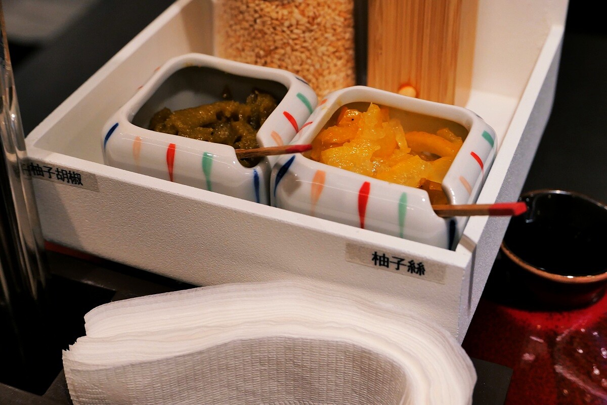 位置一旁就有醬料組合，可自由隨性搭配。