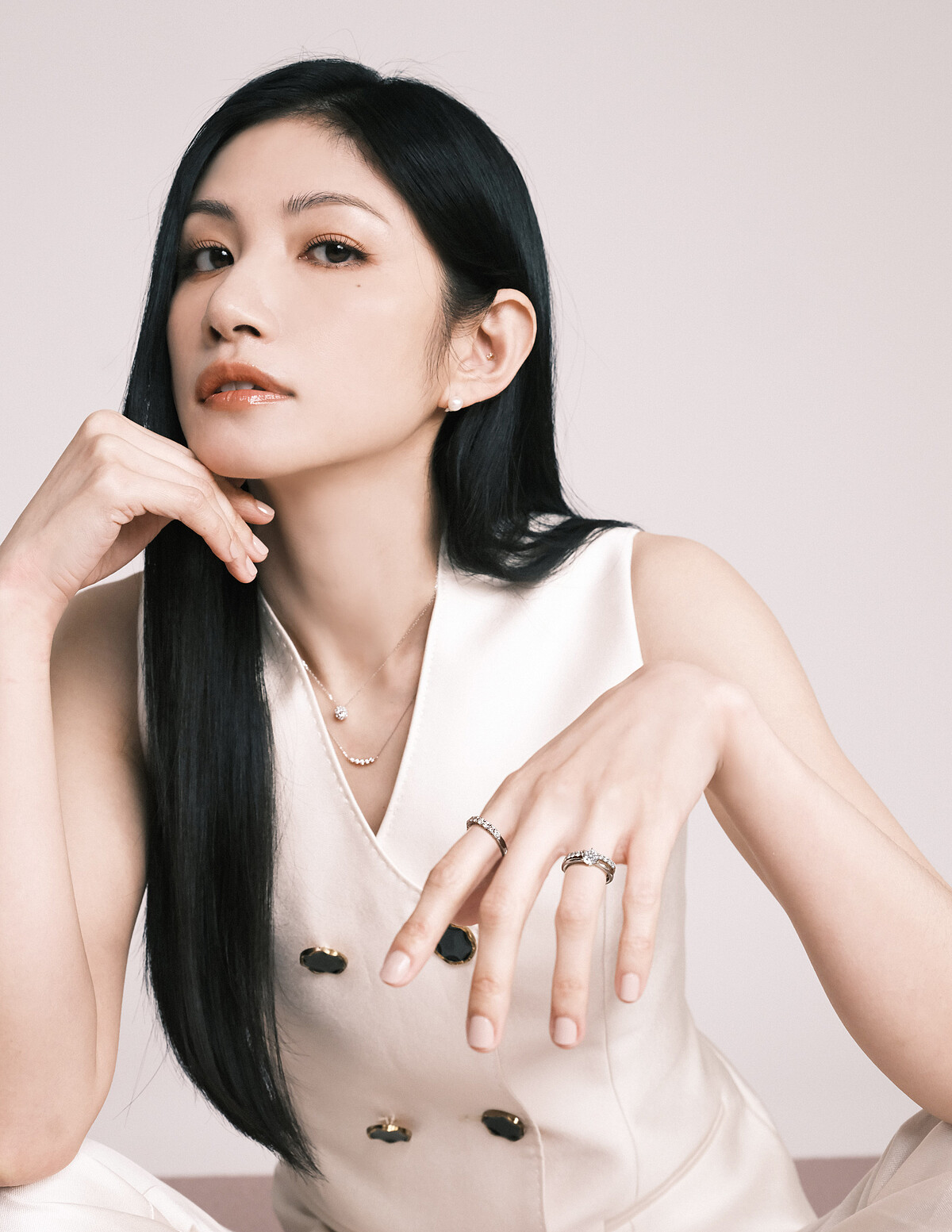 KOKOROBOSHI系列訂婚鑽戒、MANI HALF永恆戒、食指排鑽戒指：SELENE永恆戒、VERUM珍珠鑽石耳環、FOMALHAUT鑽石項鍊、NASHIRA排鑽項鍊。