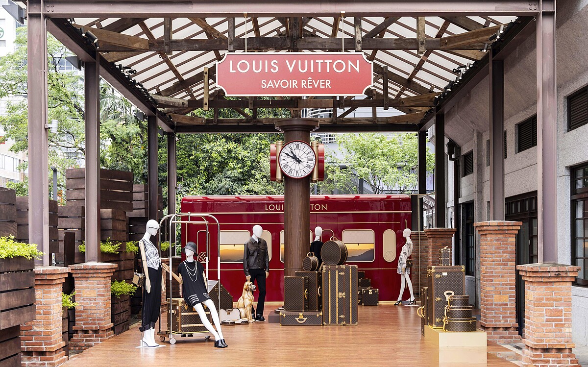 2025年,《Savoir Rêver》全新典藏工藝展呼應品牌旅行精神,打造出一座19世紀的巴黎火車站。