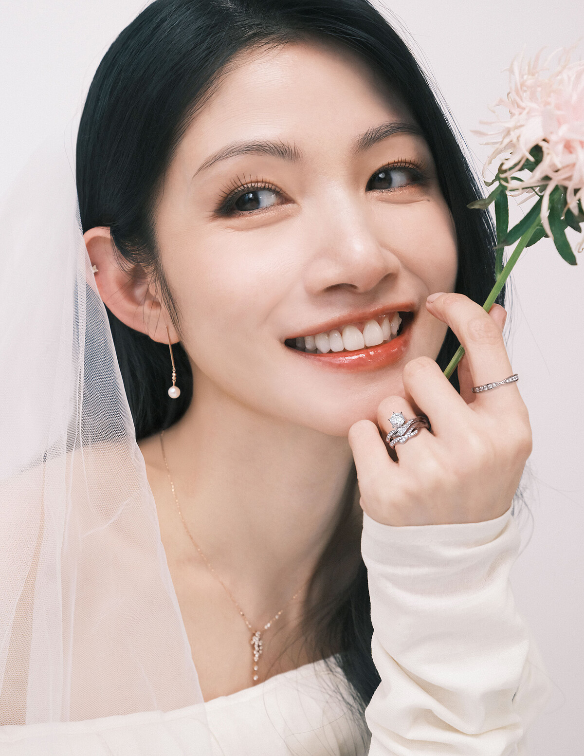 AMANOGAWA天之川系列婚戒、HELENE永恆戒(食指)、HIMALIA鑽石耳環(耳骨)、I-PRIMO Collection珍珠耳環、ILLUMINARE鑽石項鍊。